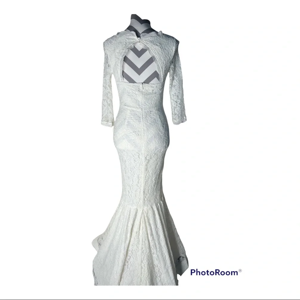 White wedding dress lace form fitting - Picture 7 of 8